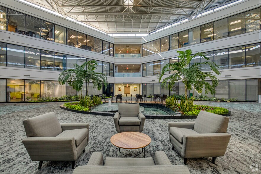 5404 Cypress Center Dr, Tampa, FL à louer - Hall d’entrée – Image 3 sur 25