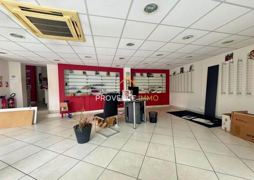 Local commercial dans Lançon-Provence à louer - Photo de l’immeuble – Image 2 sur 3