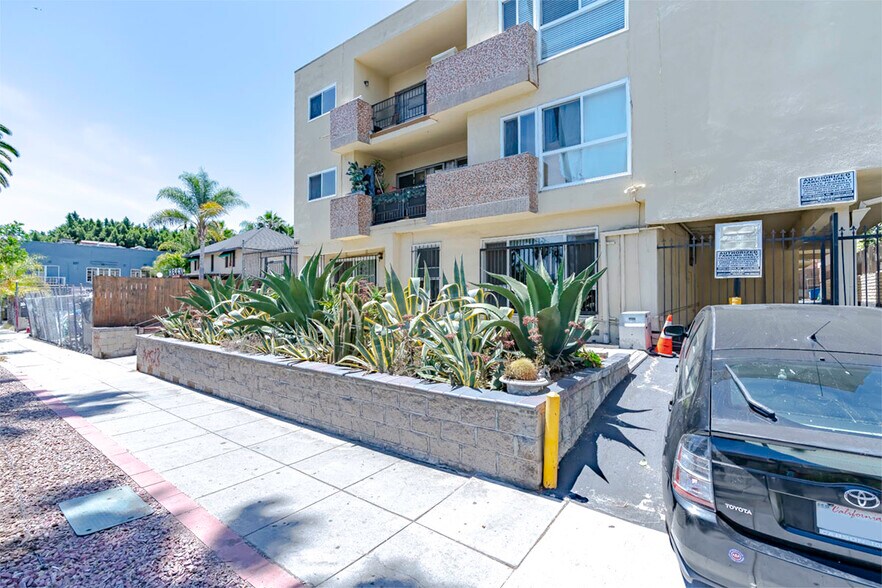 741 S Hobart Blvd, Los Angeles, CA à vendre - Photo de l’immeuble – Image 2 sur 28