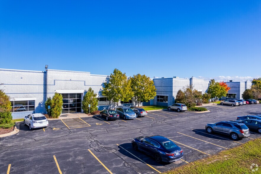 400 W Bell Ct, Oak Creek, WI à louer - Photo de l’immeuble – Image 3 sur 8