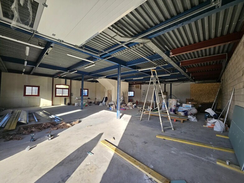 Bureau dans Chanteloup-en-Brie à louer - Photo de l’immeuble – Image 2 sur 5