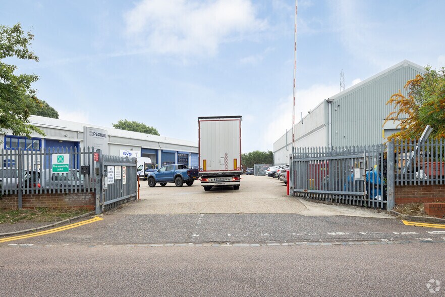 1B Travellers Close, North Mymms à louer - Photo de l’immeuble – Image 2 sur 8