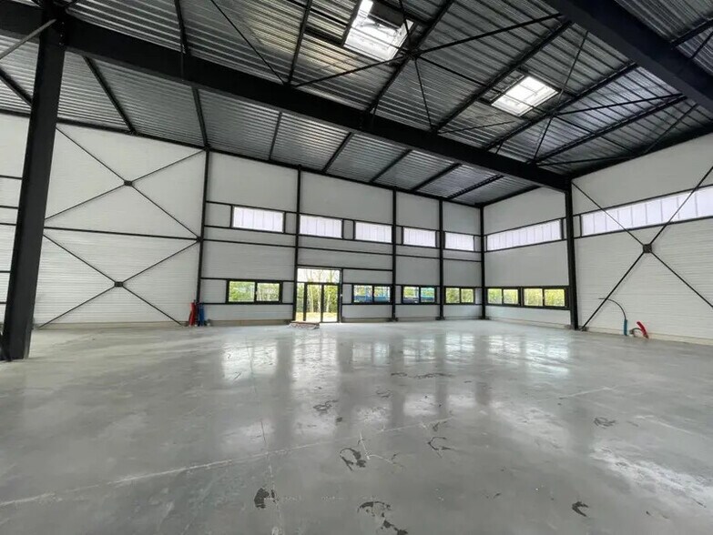 Industriel/Logistique dans Cergy à louer - Photo de l’immeuble – Image 2 sur 4