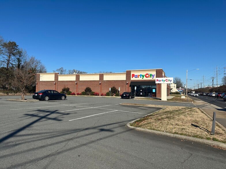 566 Stratford Rd, Winston-Salem, NC à louer - Photo de l’immeuble – Image 2 sur 7