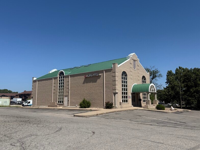 2251 N Woodlawn Blvd, Wichita, KS à vendre - Photo de l’immeuble – Image 2 sur 26