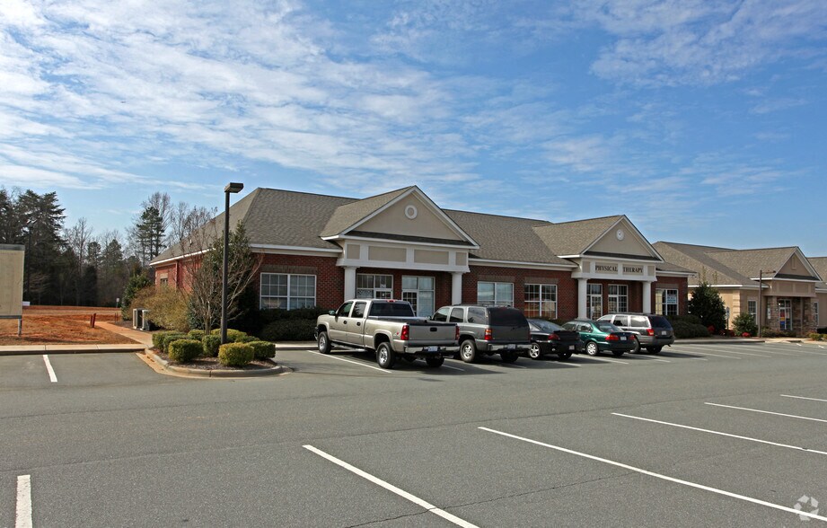 298 N Highway 16, Denver, NC à louer - Photo de l’immeuble – Image 3 sur 3