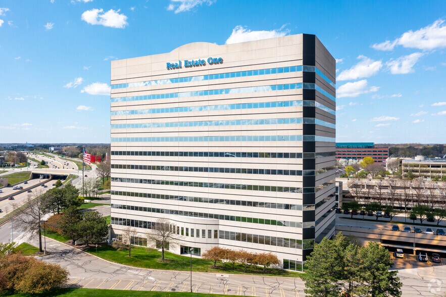 25800 Northwestern Hwy, Southfield, MI à louer - Photo de l’immeuble – Image 1 sur 9