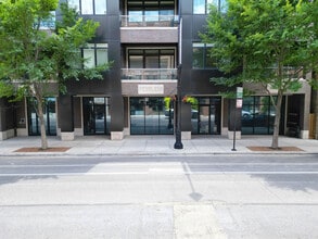 3030 N Lincoln Ave, Chicago, IL à louer Photo de l’immeuble– Image 2 sur 16