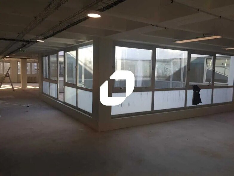 Bureau dans Saint-Denis à louer - Photo de l’immeuble – Image 3 sur 6