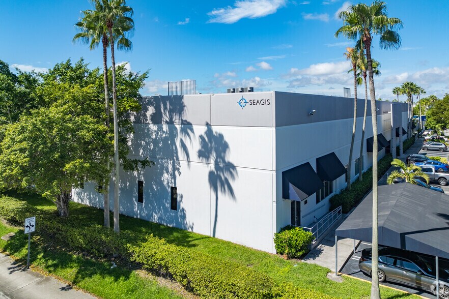 9700 NW 17th St, Miami, FL à louer - Photo principale – Image 1 sur 3