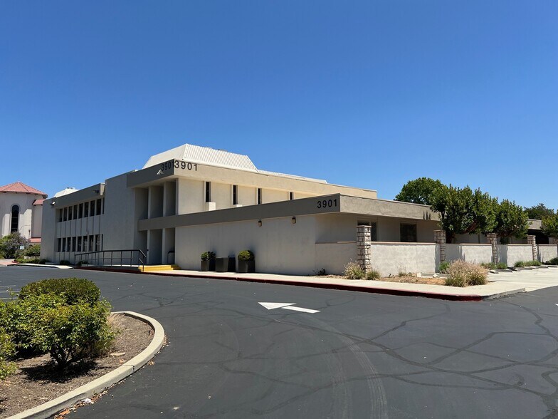 3901 Las Posas Rd, Camarillo, CA à louer - Photo de l’immeuble – Image 2 sur 9