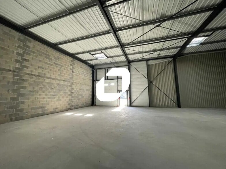 Local d’activités dans Mios à louer - Photo de l’immeuble – Image 2 sur 14