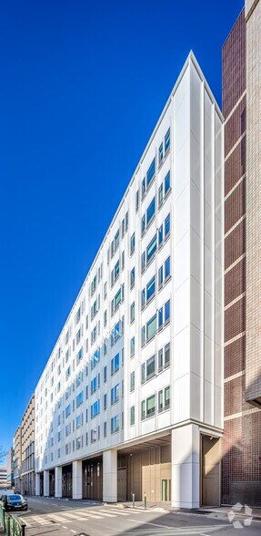 21 Rue Des Trois Fontanot, Nanterre à louer - Photo de l’immeuble – Image 3 sur 16