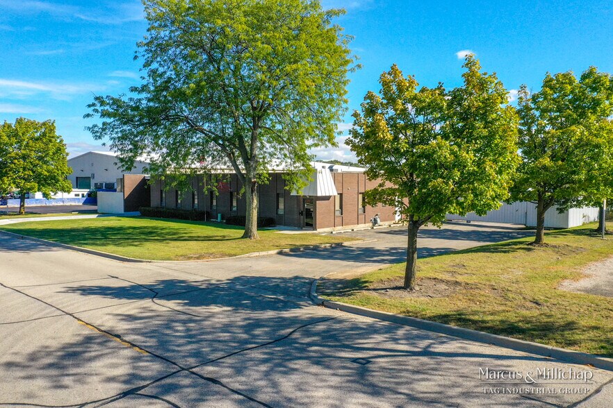 675 Sunset Dr, Round Lake, IL à vendre - Photo de l’immeuble – Image 3 sur 6