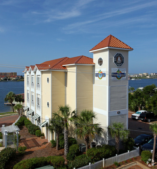 205 Brooks St, Fort Walton Beach, FL à vendre - Photo principale – Image 1 sur 47