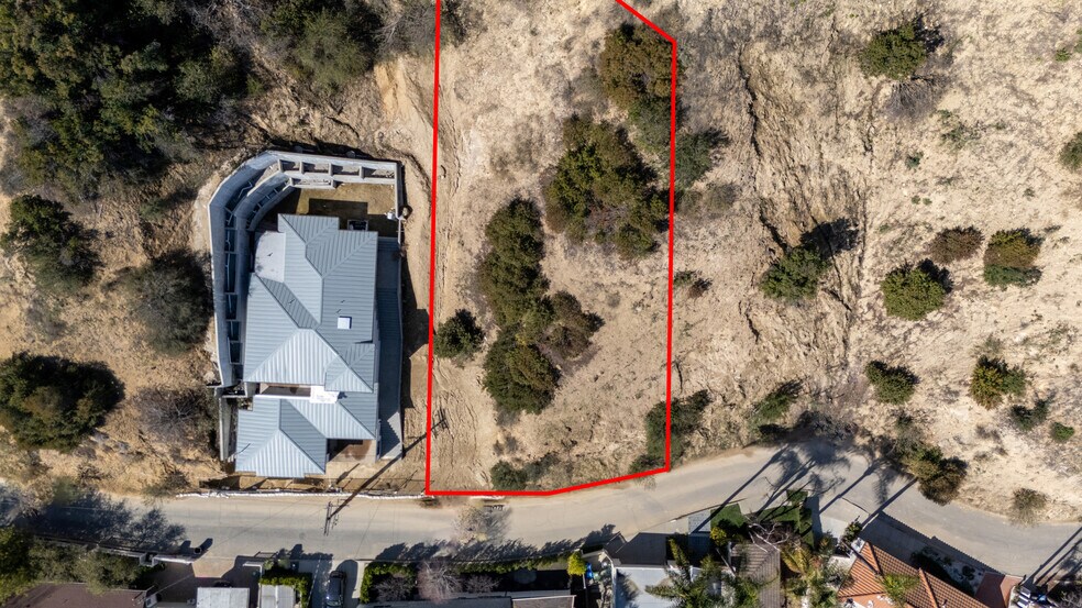 3573 Camino De La Cumbre, Sherman Oaks, CA à vendre - Photo de l’immeuble – Image 3 sur 13