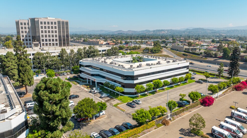 1403 N Tustin Ave, Santa Ana, CA à vendre - Photo de l’immeuble – Image 1 sur 21