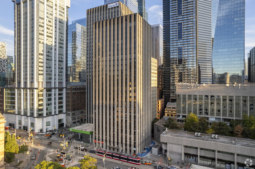 65 Queen St W, Toronto, ON à louer - Photo de l’immeuble – Image 1 sur 5