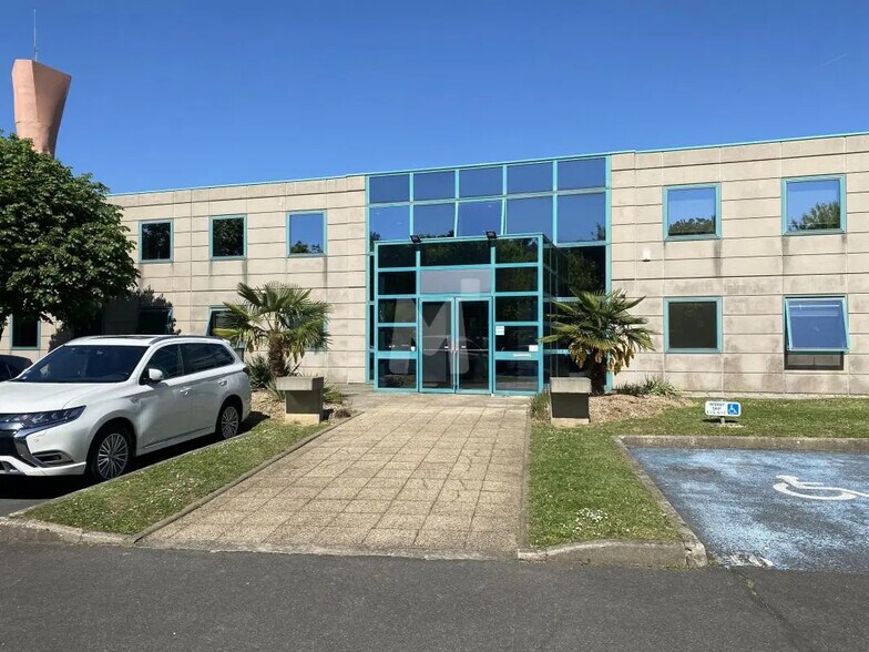 Bureau dans Évry-Courcouronnes à louer - Photo de l’immeuble – Image 2 sur 10