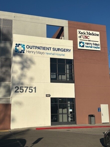 25751 McBean Pky, Valencia, CA à louer - Photo principale – Image 1 sur 3