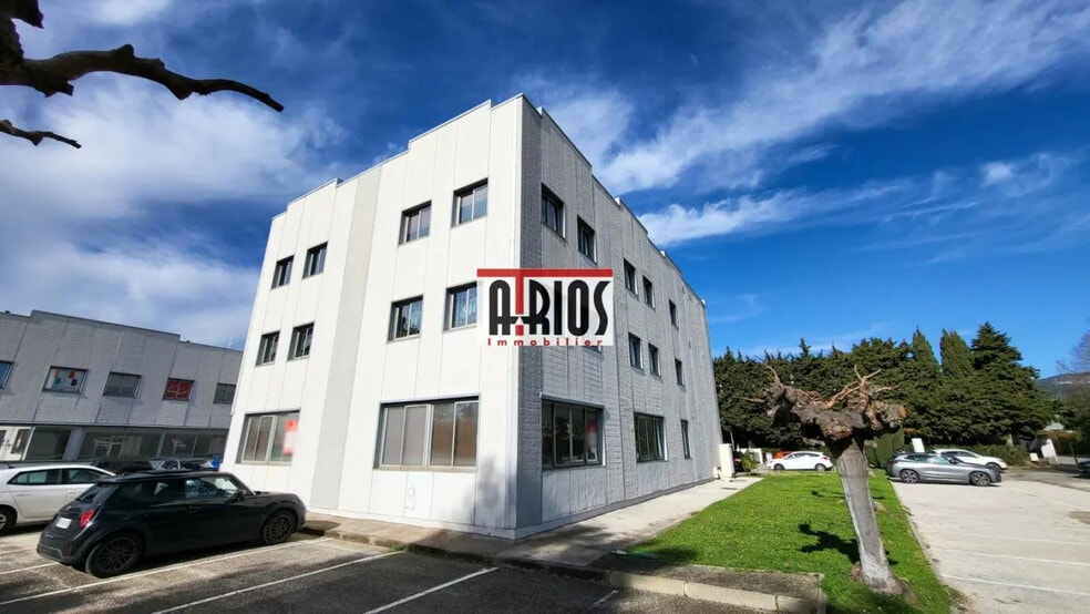 Local d'activités dans Six-Fours-les-Plages à vendre - Photo de l’immeuble – Image 1 sur 1