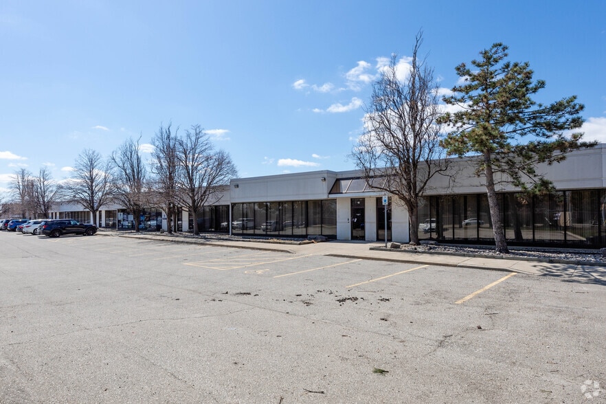 7560 Airport Rd, Mississauga, ON à louer - Photo de l’immeuble – Image 3 sur 5