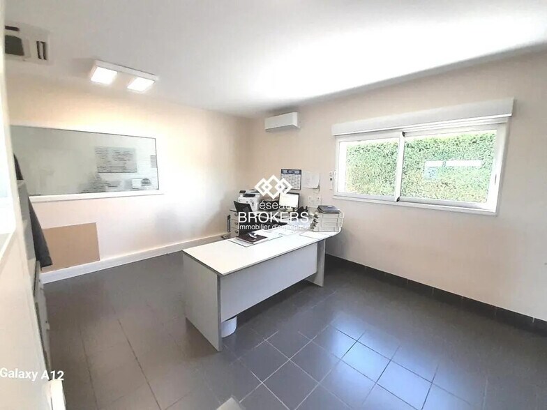Bureau dans SAINT-DENIS-DE-L'HOTEL à louer - Photo intérieure – Image 1 sur 15