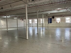 104 Anawan St, Fall River, MA à louer Photo intérieure– Image 1 sur 2