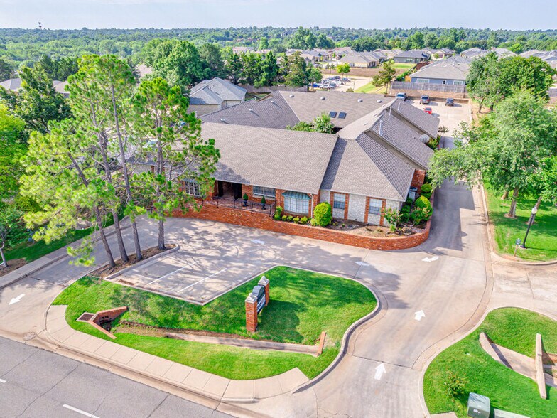 1320 E 9th St, Edmond, OK à louer - Photo de l’immeuble – Image 1 sur 8