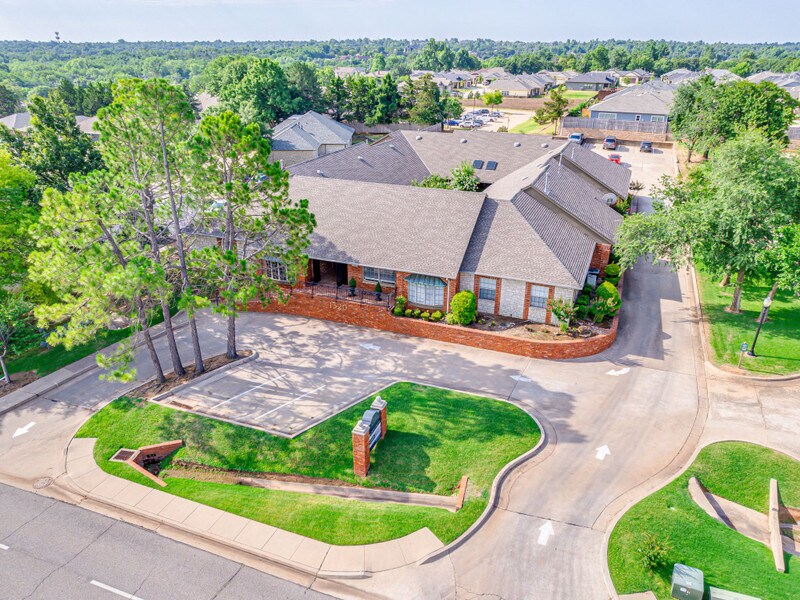 1320 E 9th St, Edmond, OK à louer Photo de l’immeuble– Image 1 sur 9