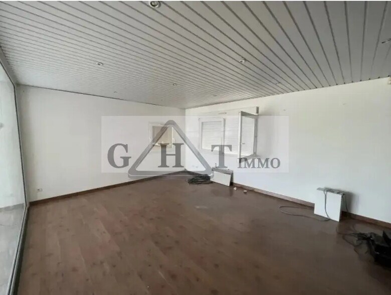 Industriel/Logistique dans Grigny à vendre - Photo de l’immeuble – Image 3 sur 3