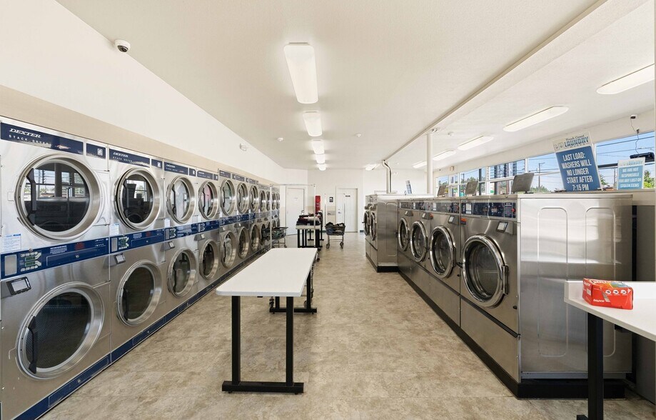 Three state-of-the-art laundromats portefeuille de 3 biens à vendre sur LoopNet.fr - Photo de l’immeuble – Image 3 sur 46