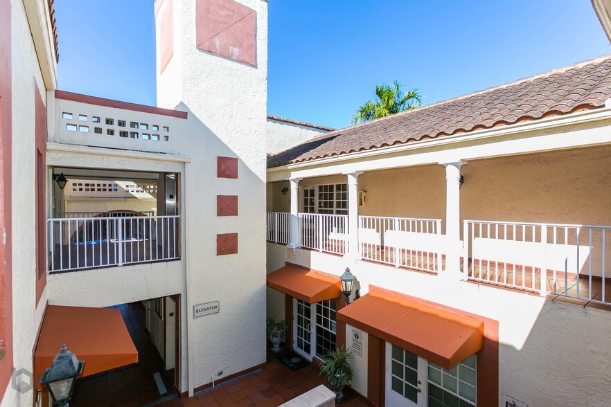 7797 N University Dr, Tamarac, FL à vendre - Photo de l’immeuble – Image 3 sur 7