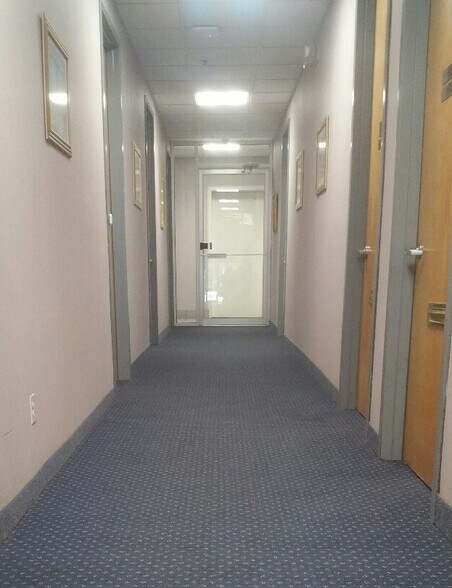 31 Merrick Ave, Merrick, NY à louer - Photo intérieure – Image 3 sur 12