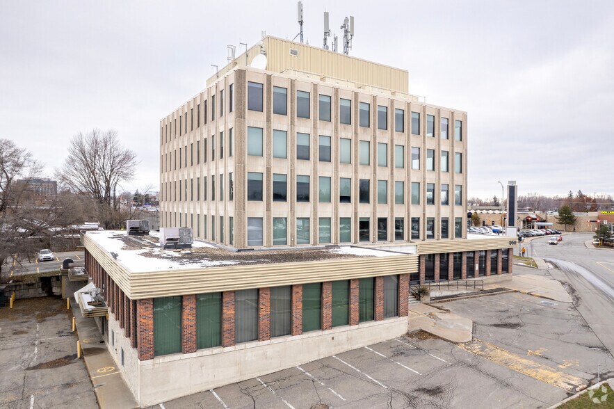 350 Boul Arthur-Sauvé, St-Eustache, QC à louer - Photo de l’immeuble – Image 2 sur 5