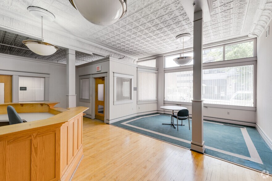 348 N Burdick St, Kalamazoo, MI à vendre - Hall d’entrée – Image 2 sur 20