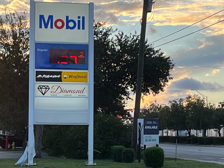 11571-11581 Gladiolus Dr, Fort Myers, FL à louer - Photo de l’immeuble – Image 2 sur 8