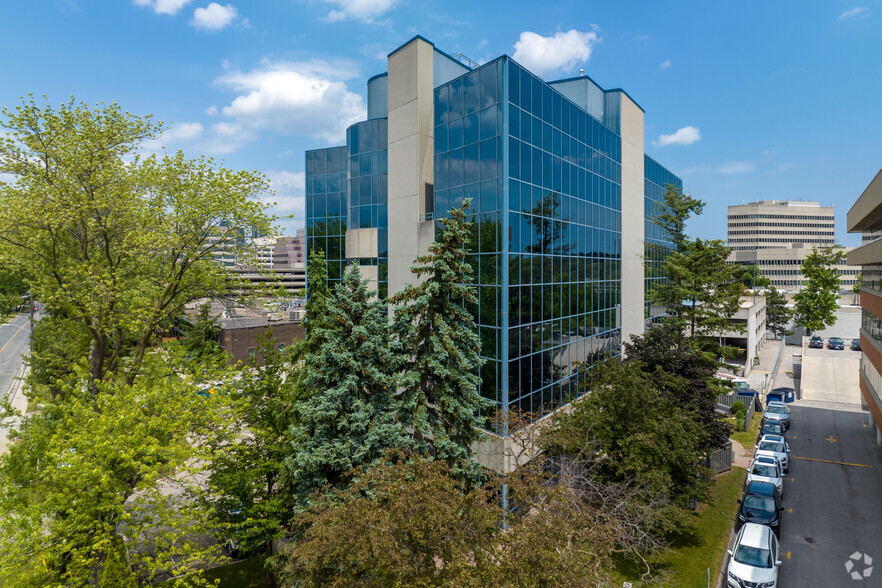 41 Valleybrook Dr, Toronto, ON à louer - Photo de l’immeuble – Image 3 sur 4