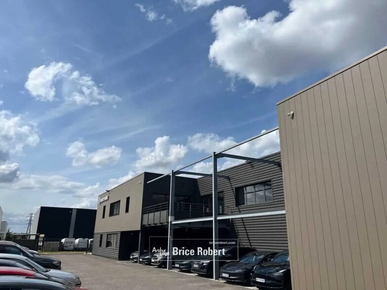 Local d’activités dans Saint-Priest à louer - Photo de l’immeuble – Image 1 sur 6