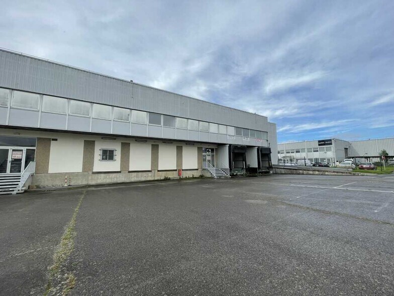 Local d’activités dans Sucy-en-Brie à louer - Photo de l’immeuble – Image 1 sur 18