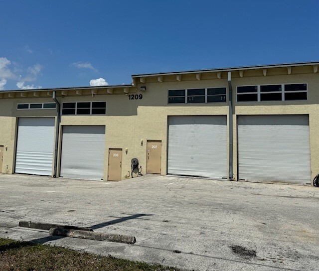 1310 S Killian Dr, West Palm Beach, FL à vendre - Photo de l’immeuble – Image 3 sur 12