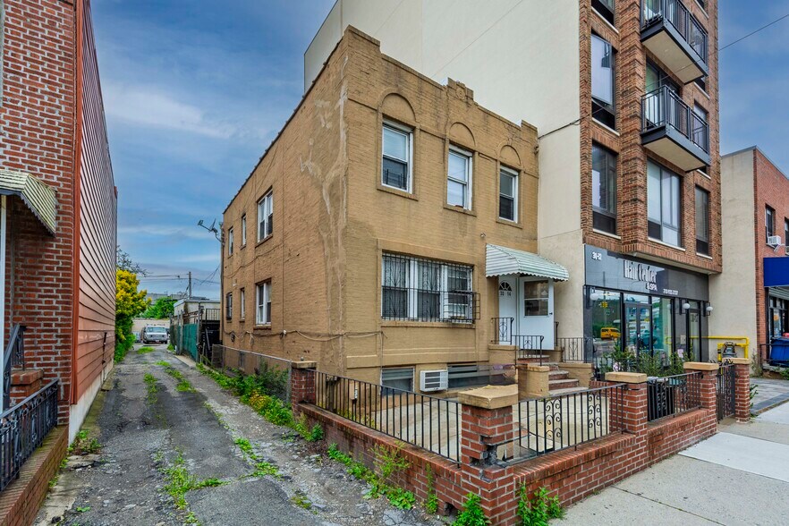 3014 21st St, Astoria, NY à vendre - Photo de l’immeuble – Image 3 sur 6
