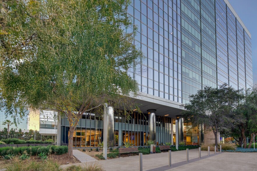 4747 Executive Dr, San Diego, CA à louer - Photo de l’immeuble – Image 1 sur 1