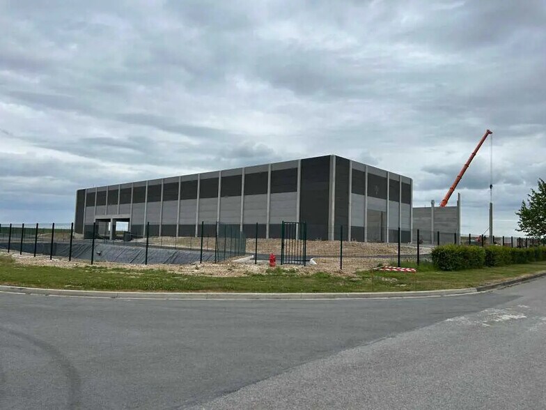 Local d’activités dans Barenton-Bugny à louer - Photo de l’immeuble – Image 1 sur 5