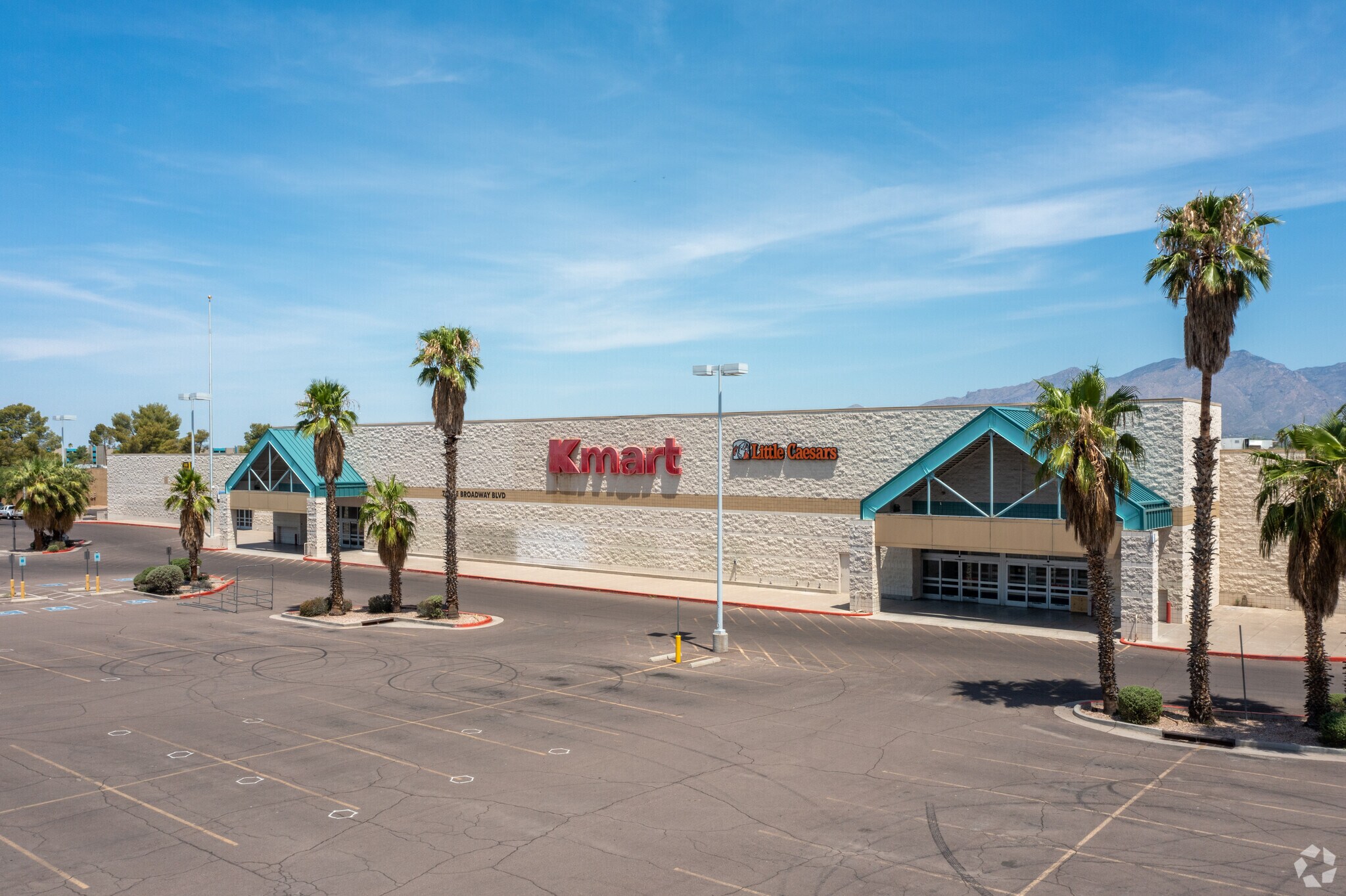 7055 E Broadway Blvd, Tucson, AZ à louer Photo de l’immeuble– Image 1 sur 6
