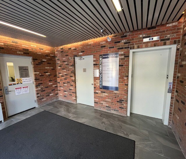 2445 13th Av, Regina, SK à louer - Hall d’entrée – Image 3 sur 3