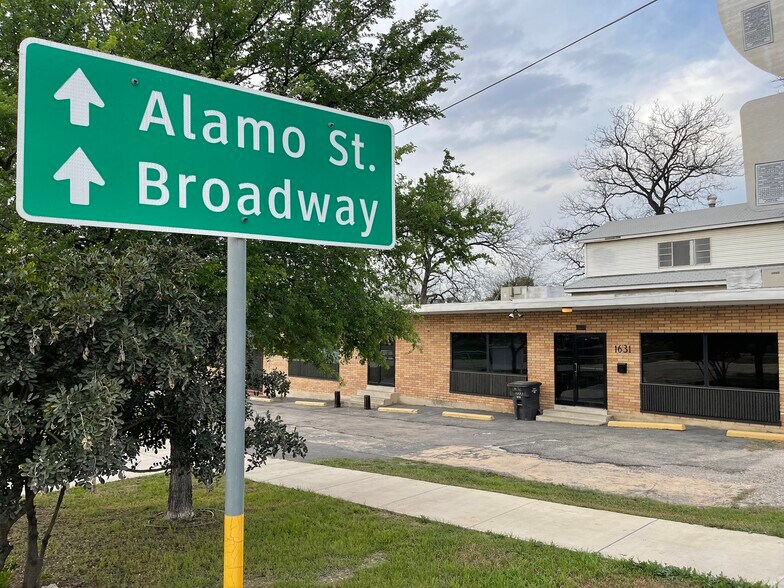 1631 N Interstate 35, San Antonio, TX à louer - Photo de l’immeuble – Image 1 sur 7