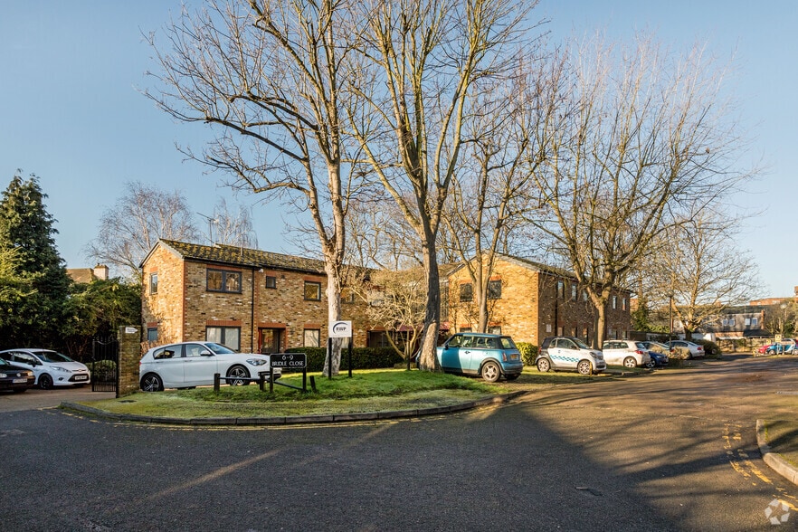 Bridle Clos, Kingston Upon Thames à louer - Photo de l’immeuble – Image 2 sur 3