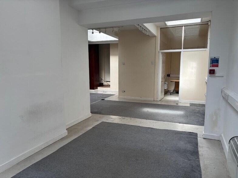 56 Rhosmaen St, Llandeilo à louer - Photo de l’immeuble – Image 2 sur 8