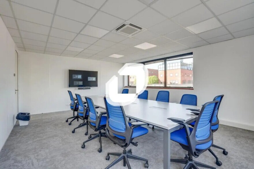 Bureau dans Champs-sur-Marne à louer - Photo de l’immeuble – Image 3 sur 14